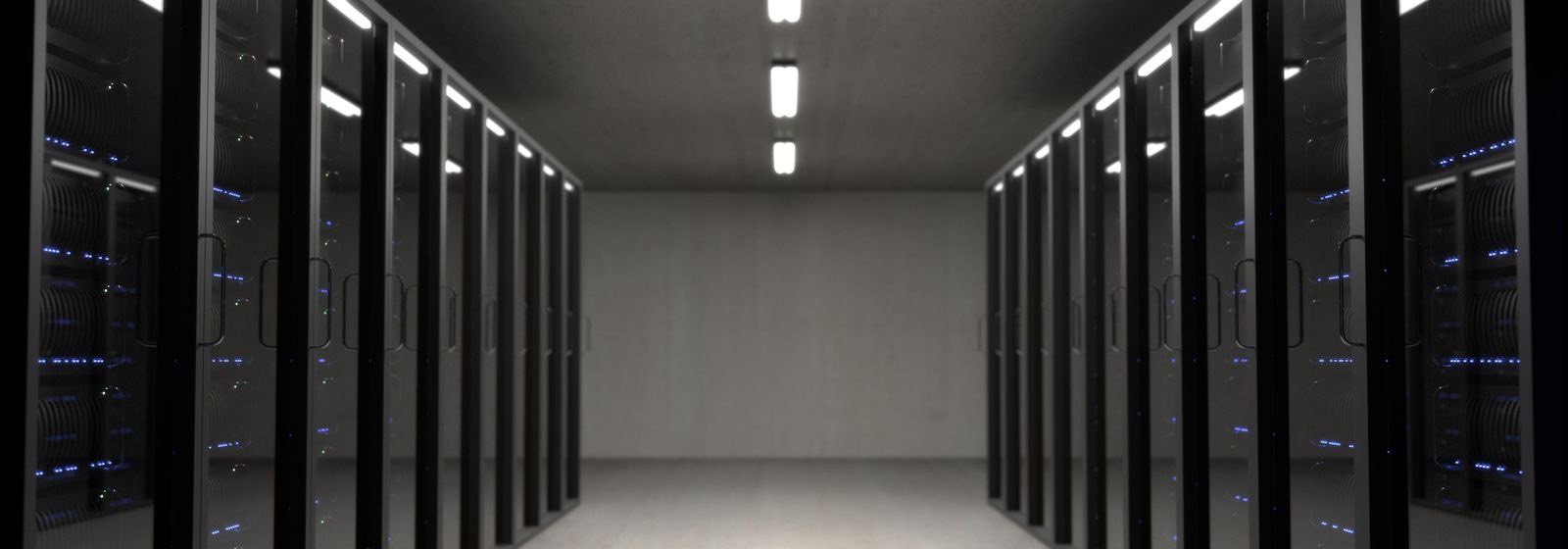 Pasillo de un centro de datos con gabinetes de servidores